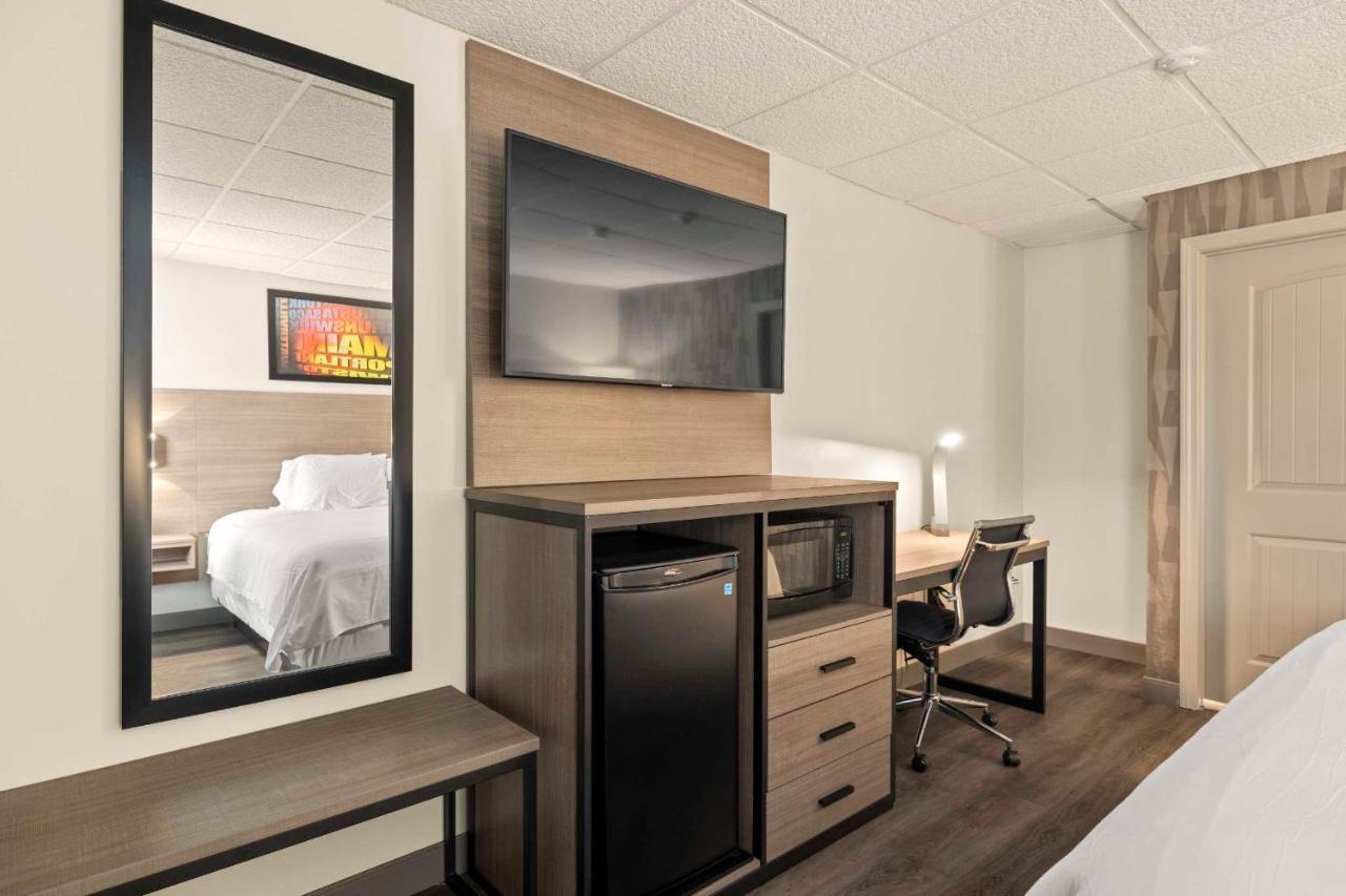 The Elmwood Motel Уотървил Екстериор снимка